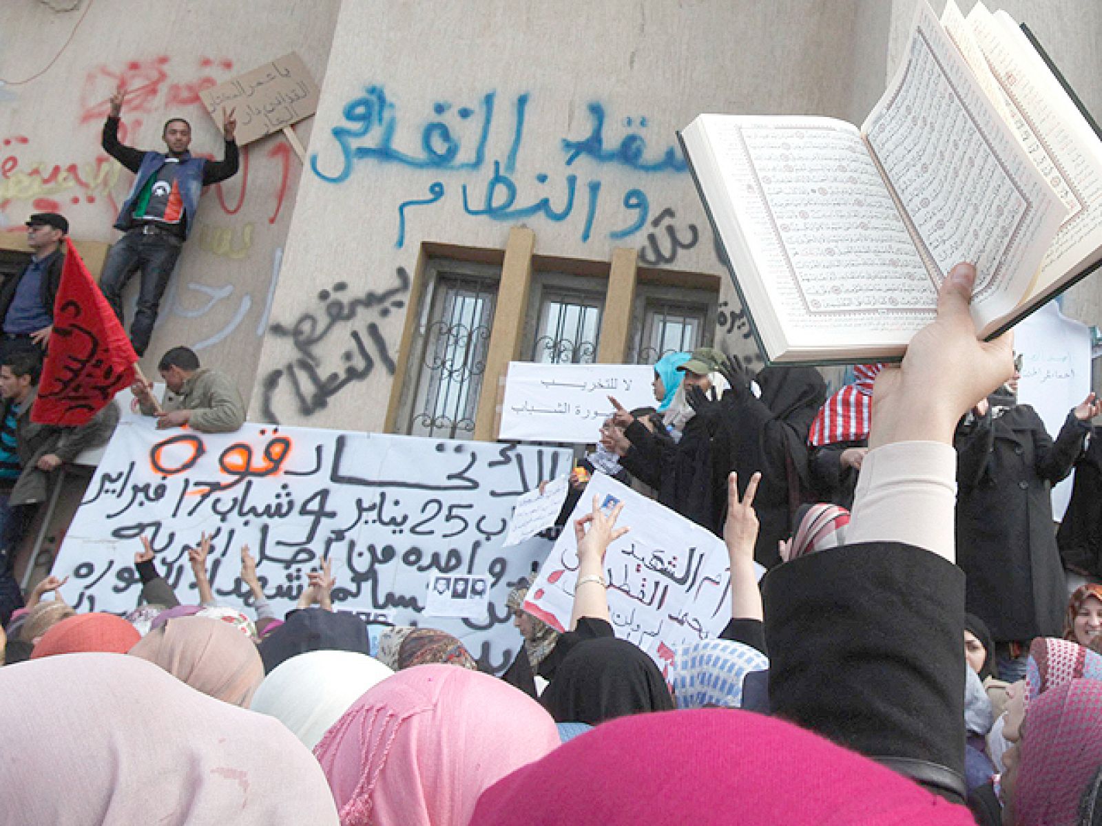El líder libio, Muamar al Gadafi, se atrinchera con sus fieles en Trípoli, la capital del país, patrullada por sus milicias armadas mientras miles de libios celebran la liberación del este del país y decenas de miles de inmigrantes se agolpan en los puestos fronterizos con Túnez y Egipto en lo que las ONG y la UE ven como el preludio de un éxodo masivo a Europa. El régimen de Gadafi ha  tratado de contratacar ordenando el bombardeo de Bengasi, pero se ha encontrado con la oposición de los propios militares.