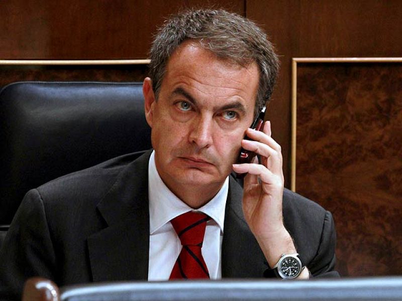 Zapatero expresa la "cercanía" y "proximidad" del Gobierno a las familias de los militares muertos en Hoyo