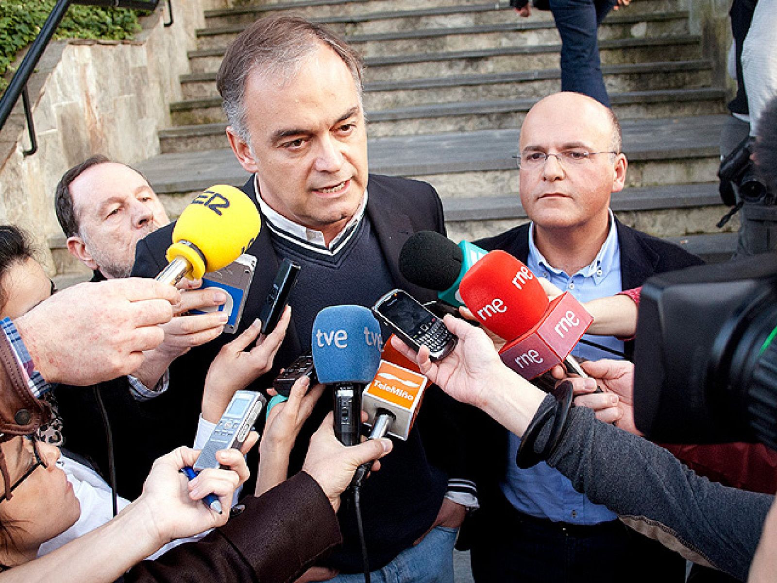 El vicesecretario de Comunicación del Partido Popular, Esteban González Pons, ha manifestado que el límite de velocidad en autovías y autopistas, aprobada este viernes por el Gobierno, es una medida extrema y fruto de la improvisación. Ha calificado la medida de "caótica, ridícula, esperpéntica y soviética". 
