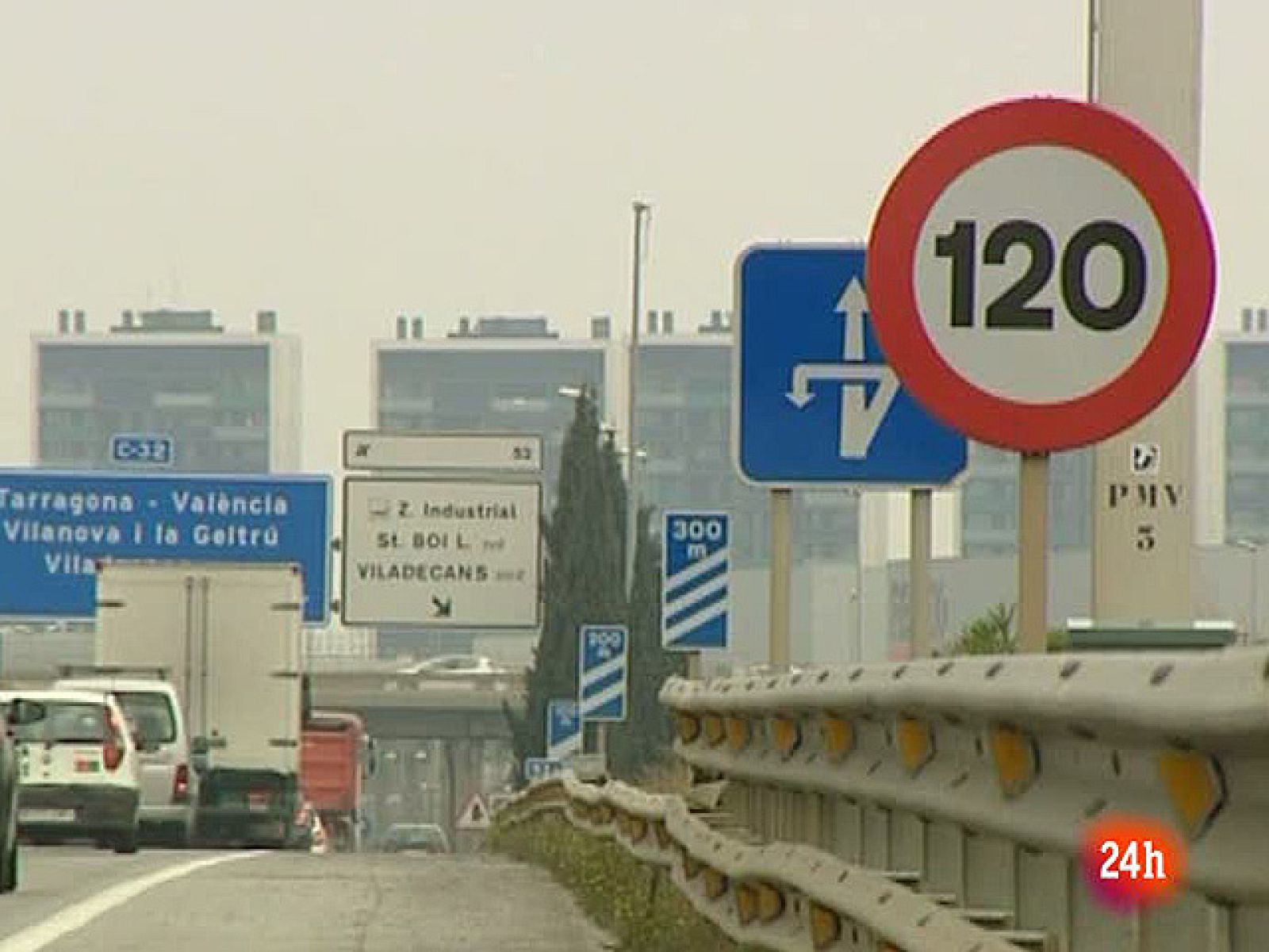 Las revueltas del mundo árabe y su impacto sobre el precio del petróleo han obligado al Gobierno a adoptar medidas extraordinarias para reducir el gasto energético en España: el Consejo de Ministros ha aprobado reducir de 120 a 110 kilómetros por hora la velocidad máxima en autovías y autopistas, así como abaratar un 5% los billetes y abonos de los trenes de media distancia y de cercanías.