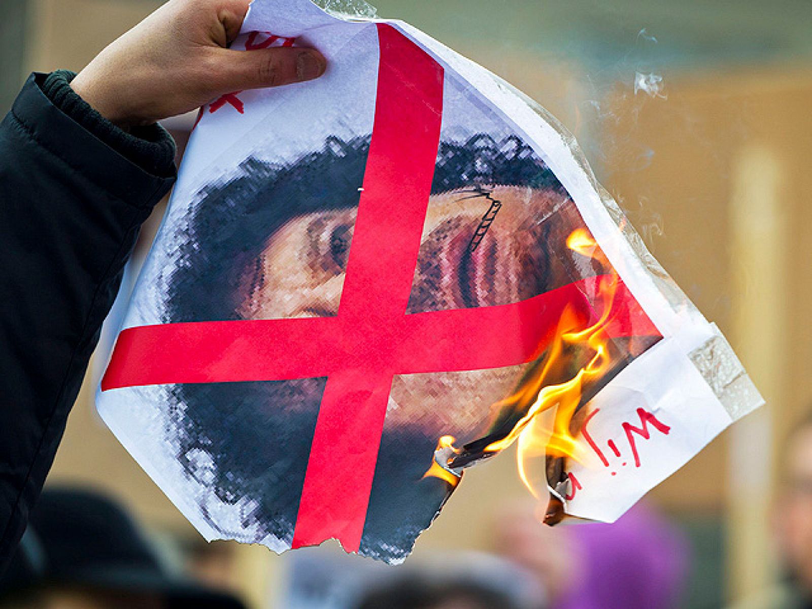 En un sistema de poder basado en las tribus. Libia es gobernada por Gadafi desde hace 42 años con un poder absoluto. No hay partidos políticos ni voces discrepantes. El dictador pertenece a la tribu de los Gadafa, una sexta parte de la población del país pertenece a otra tribu, que ya en 1993 intentó levantarse contra el mandatario. 