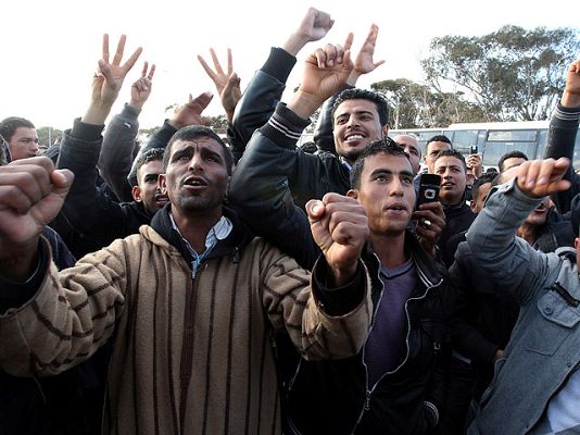 Telediario 1 - Huida masiva por la frontera Libia