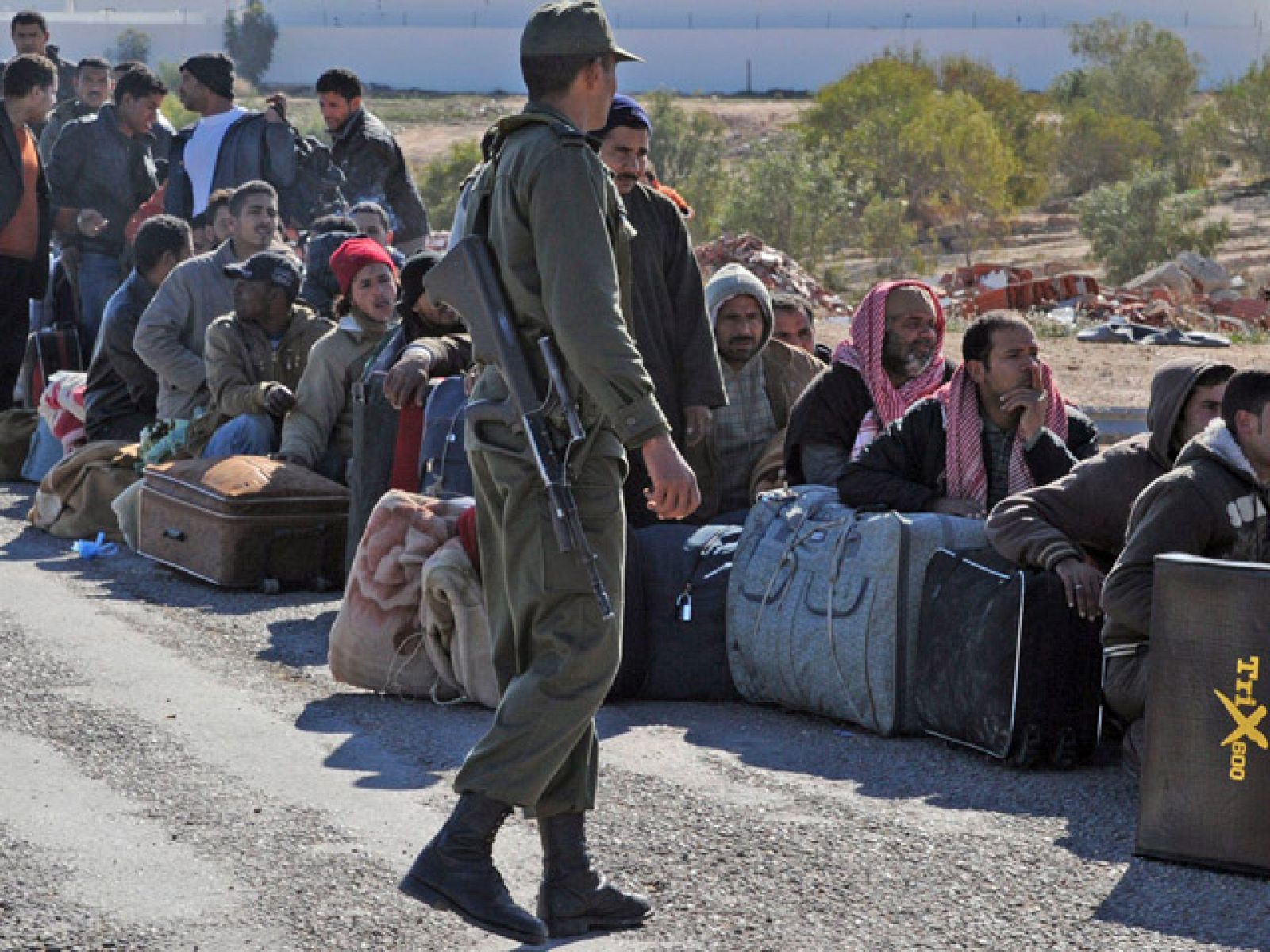 Continúa el éxodo en la frontera con Túnez