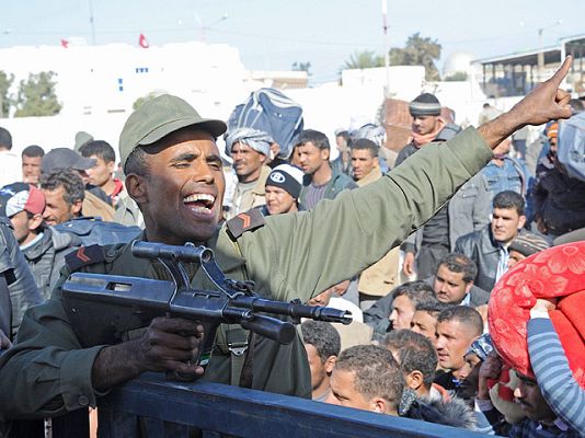 Telediario 1 - Gadafi, cada vez más atrincherado