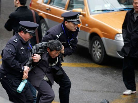 Telediario 1 - China prohíbe las protestas