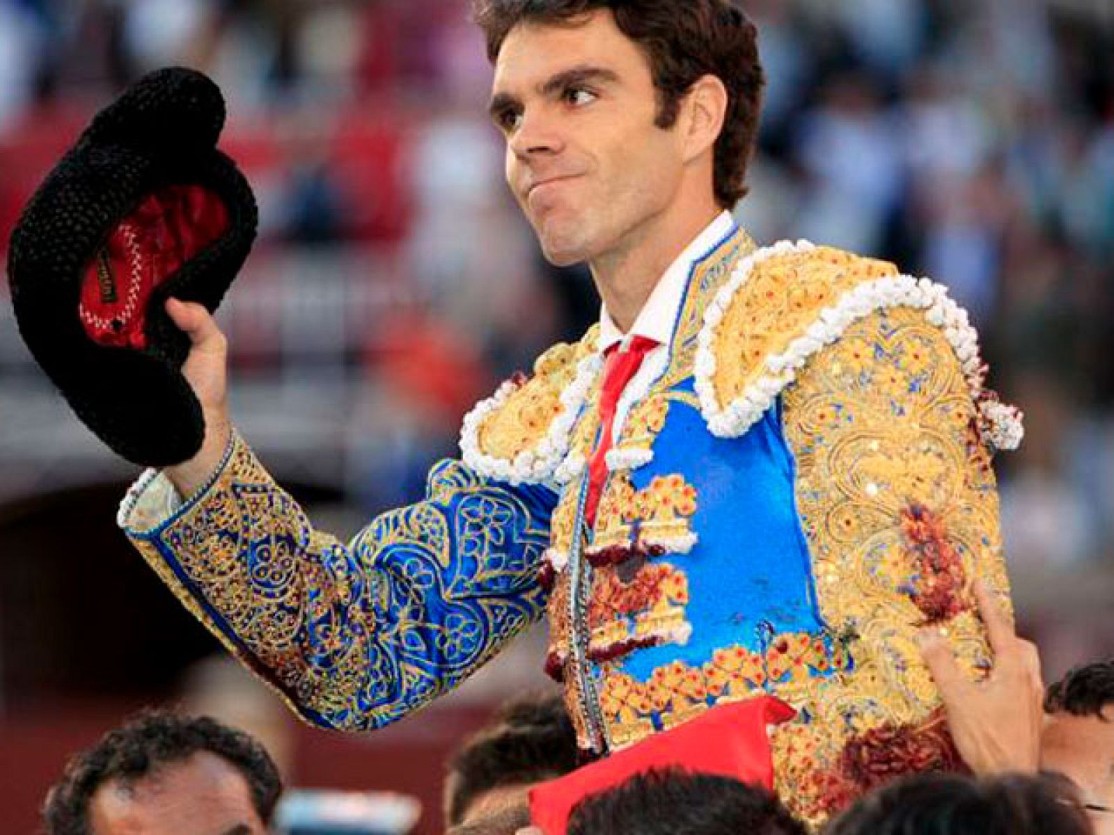 Los traajes de luces vuelven a brillar después de casi cinco meses.Tiempo de descanso para unos y de temporada americana para otros y en el caso de Jose Maria Manzanares, para recuperarse, todavía en su mano está el rastro de un percance que le ha llevado hasta diez veces al quirófano. Todos ellos están preparados para la nueva temporada que en 2010 sumo 1.500 festejos. La crisis se ha dejado notar pero poco en las grandes plazas, más en los pequeños festejos. (27/02/2011) 