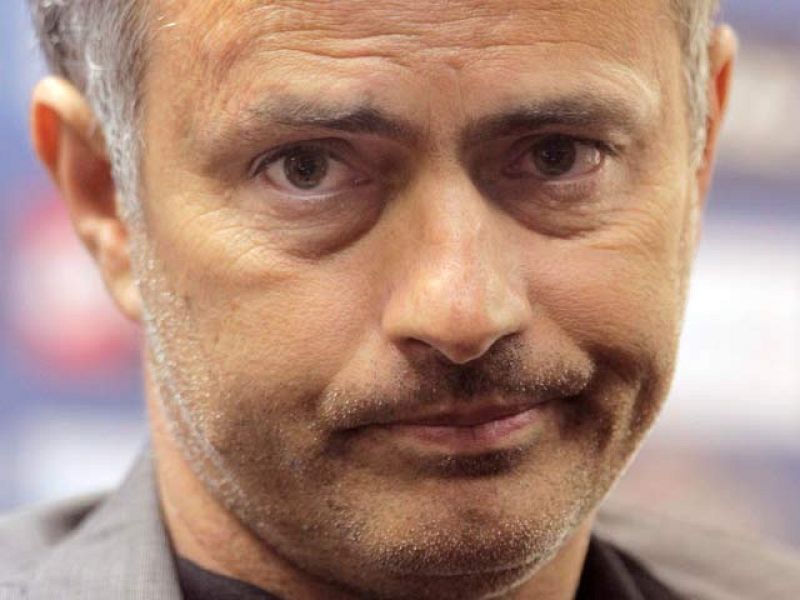 "Después jugar en Europa, lo normal es jugar en domingo. Pero se ríen de mí a nuestras espaldas", dijo Mourinho, enfadado por tener que jugar esta el sábado ante el Depor tras su partido de Liga de Campeones ante el Lyon el miércoles. 