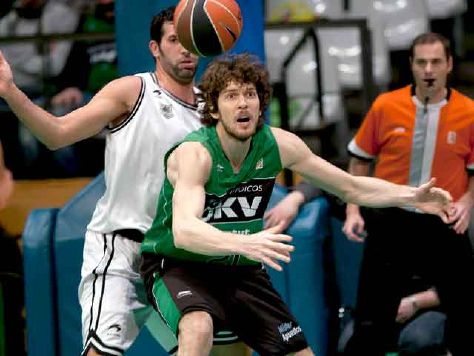 Aaron Jackson, clave en el último cuarto, ha guiado al Bizkaia Bilbao a la victoria contra el DKV Joventut en un final ajustado.