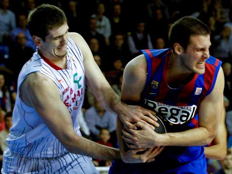 El Regal Barça refuerza su liderato tras vencer 89-66 a un Caja Laboral que aguantó hasta el descanso. Navarro (25) puso en pie al pabellón y guió a un equipo que sigue sin perder en 2011.
