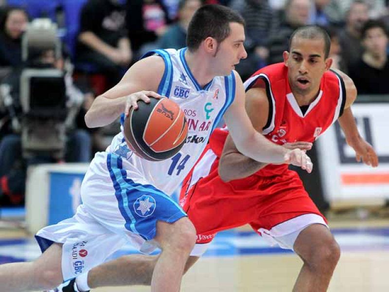 Aunque los catalanes mandaron en el electrónico durante muchos minutos, el Lagun Aro sacó todo su potencial en el último cuarto para acabar llevándose el triunfo en un partido duro e intenso (81-70).
