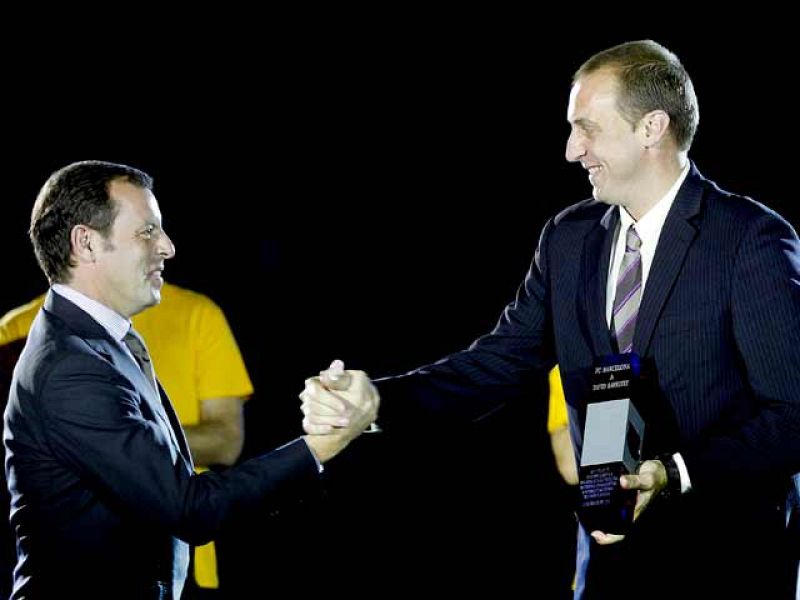 El Barcelona rindió homenaje a su ex portero de balonmano David Barrufet, retirando su camiseta con el número 16.