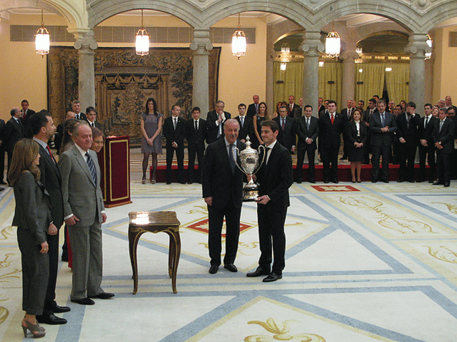 Los Reyes, los Príncipes de Asturias y la Infanta Elena, acompañados por el secretario de Estado para el Deporte, Jaime Lissavetzky, han presidido en el Palacio de El Pardo la entrega de los Premios Nacionales del Deporte 2010.