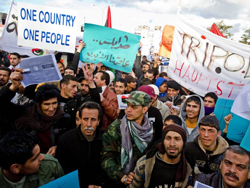 Siguen los enfrentamientos en el este y el oeste de Libia con la contraofensiva de los leales de Gadafi contra los rebeldes.