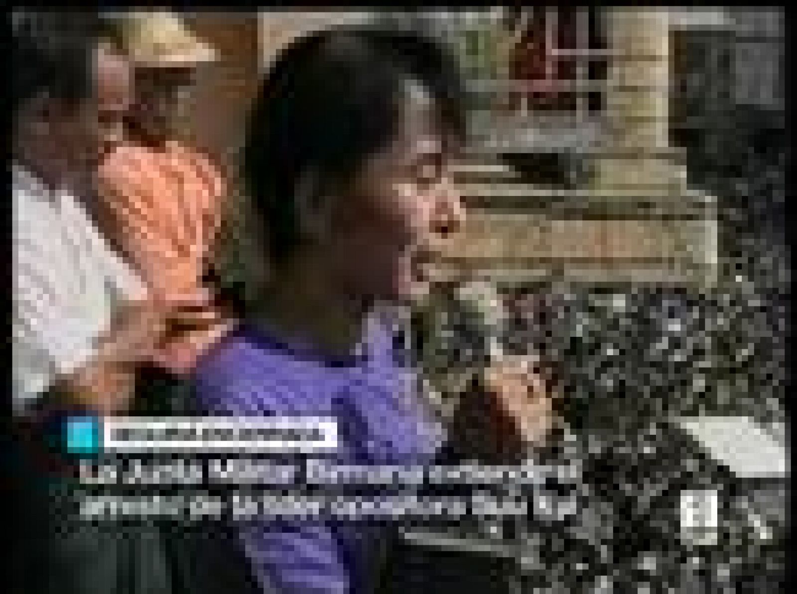   En Birmania, la dictadura militar ha prorrogado el arresto domiciliario de la líder opositora Aung San Suu Kyi.La premio Nobel de la Paz fue detenida por última vez en mayo del 2003. Desde que regresó al país en el 88 ha estado recluida en su domicilio de forma prácticamente ininterrumpida. Actualmente está incomunicada, sin teléfono ni internet.