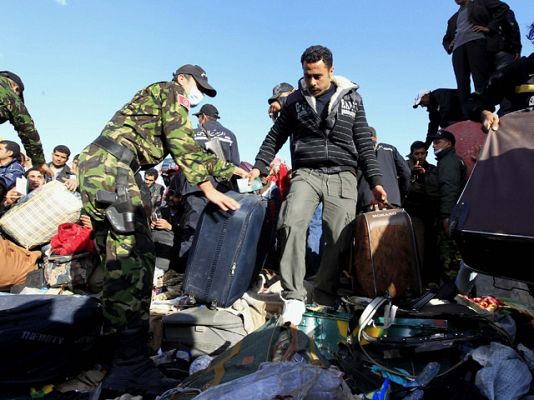  - Decenas de miles de personas esperan ayuda para salir de Libia