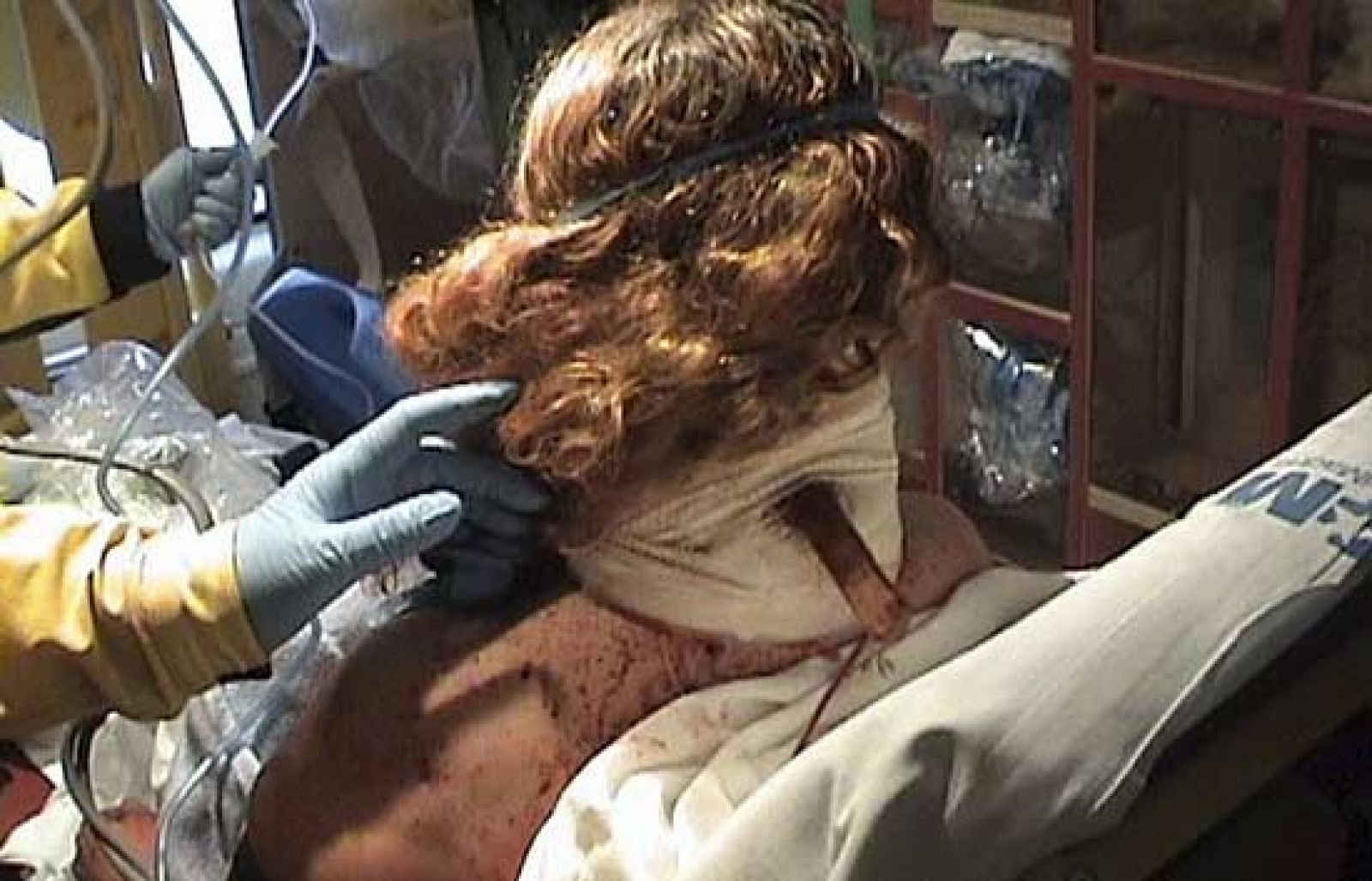 Una mujer herida grave tras ser apuñalada en el cuello en Madrid. El agresor, que ha sido detenido, era un hombre de origen marroquí que vivía de alquiler en el piso de la víctima (27/05/08).