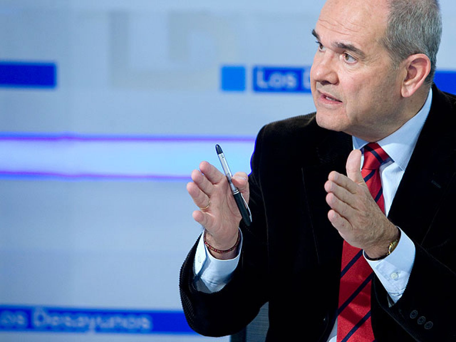  El vicepresidente tercero del Gobierno y ministro de Política Territorial, Manuel Chaves, ha afirmado este miércoles que Sortu ha dado un paso atrás en su "credibilidad" al no haber comentado la detención este martes de un comando 'legal' de ETA en Vizcaya. "Sortu ha perdido una gran oportunidad para hacer creíble su oferta como partido democrático al no haber hecho un comentario positivo sobre las detenciones", ha afirmado Chaves en una entrevista en Los Desayunos de TVE