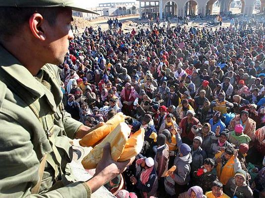 La comunidad internacional comienza a evacuar a refugiados en la frontera tunecina