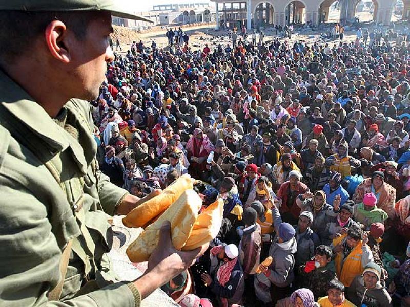 En la frontera con Túnez, la solidaridad no está siendo suficiente para atender a las miles de personas que huyen de Libia. El paso de Ras Jadir está colapsado.