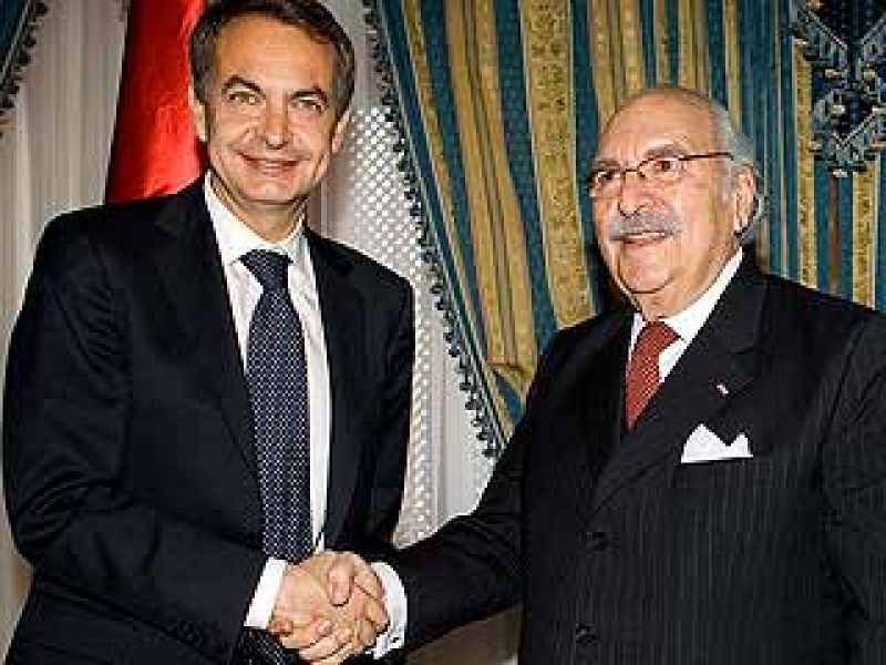 Zapatero ofrece a Túnez buques para traer a Occidente a refugiados libios 