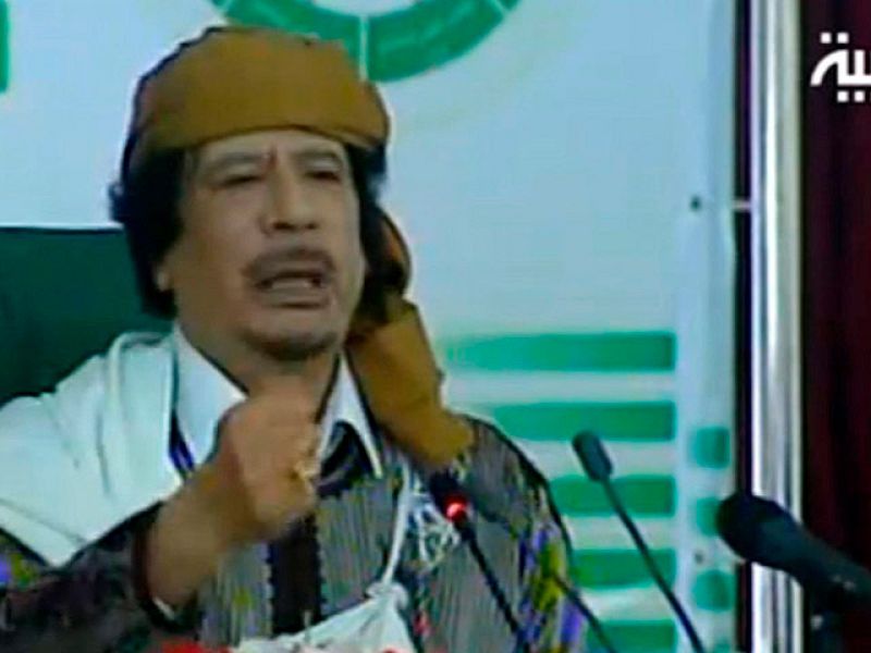 Gadafi ha aparecido en la televisión oficial libia, arropado por sus seguidores