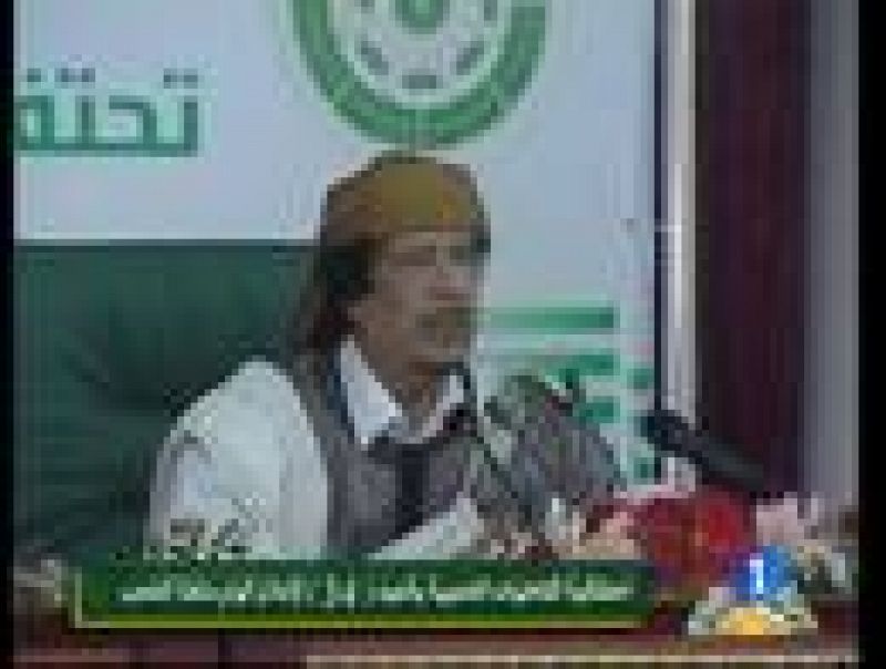 Gadafi ha aparecido en la televisión oficial libia, arropado por sus seguidores