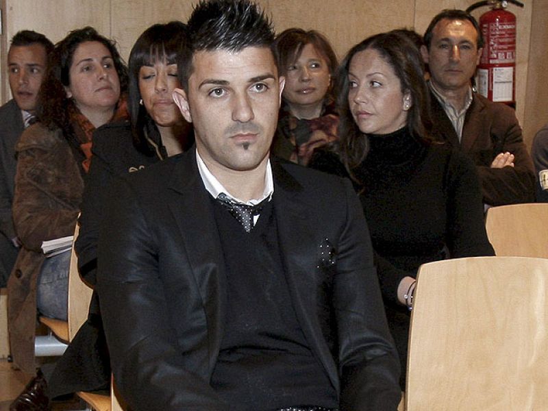 David Villa ha declarado en el juzgado de Avilés en el juicio en el que su exrepresentante le reclama seis millones de euros por su traspaso al Barcelona. Tras declarar, el jugador ha volado a Valencia en un 'aerotaxi' fletado por su club para incorp