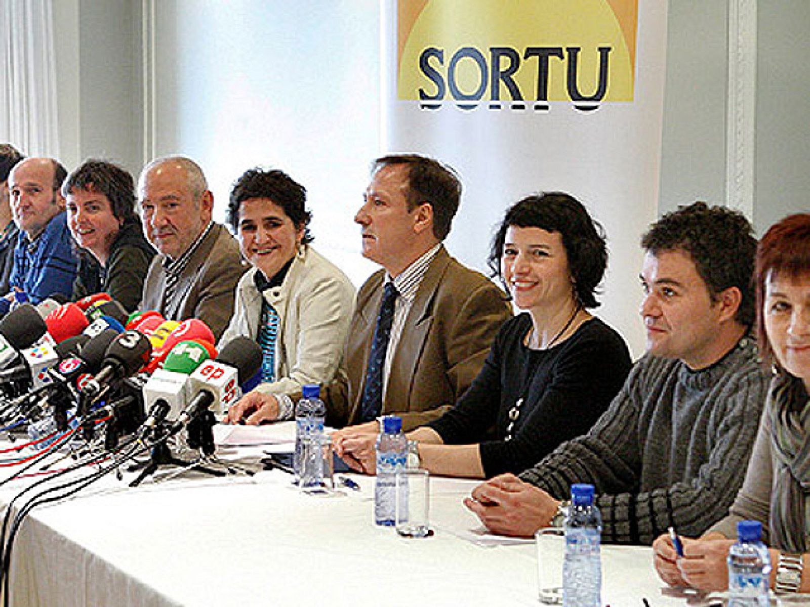 La Abogacía del Estado pedirá este jueves al Tribunal Supremo (TS) que prohíba la inscripción de Sortu en el registro de partidos políticos al considerarlo sucesor de la ilegalizada Batasuna, según ha sabido TVE.  Un representante de la Abogacía del Estado acudirá este jueves a las 10:00 horas al Supremo para presentar formalmente la demanda contra Sortu, que corresponderá resolver a los 16 magistrados de la Sala del 61 del alto tribunal.