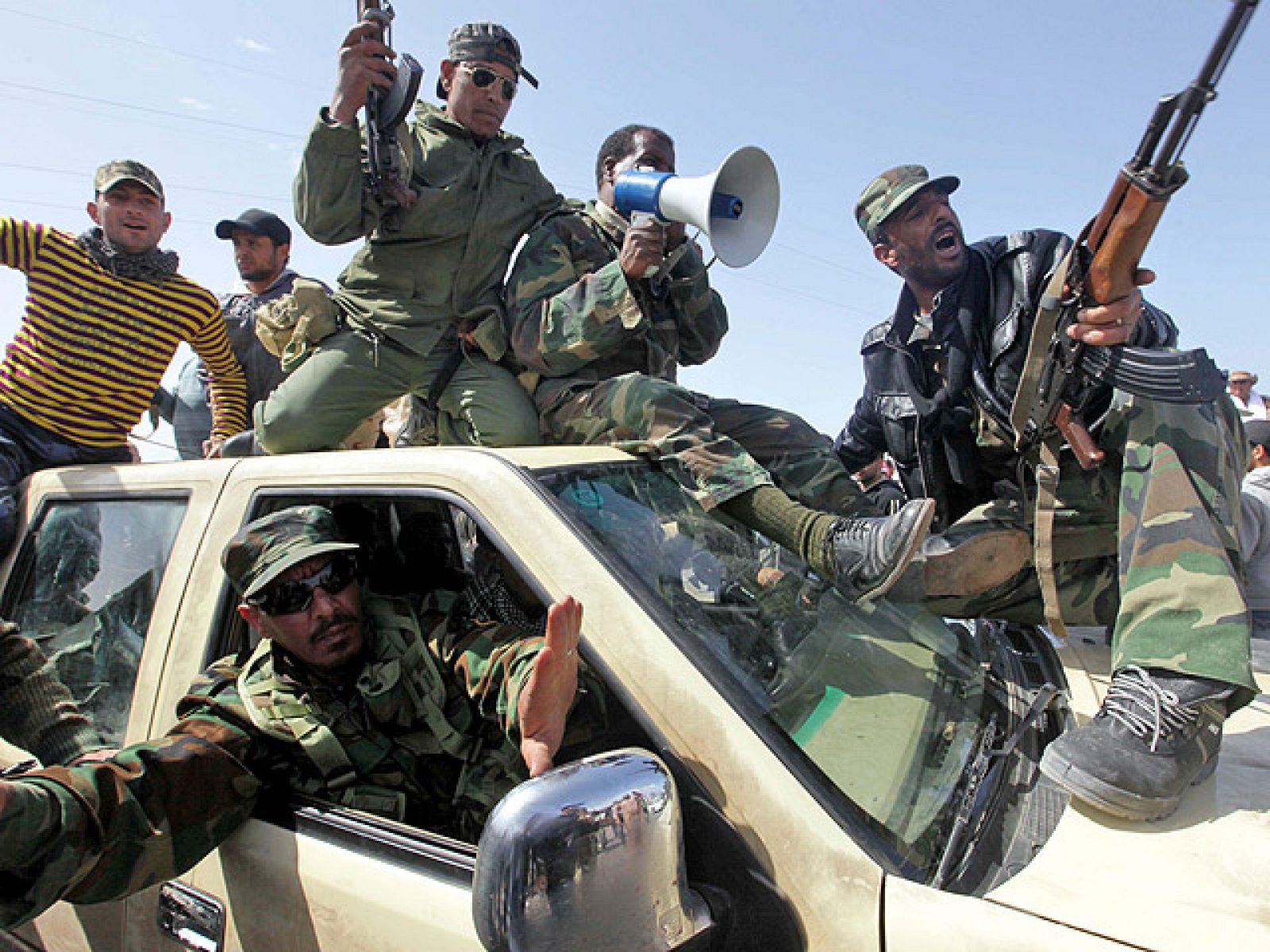 Siguen llegando noticias de bombadeos del ejército libio sobre los opositores