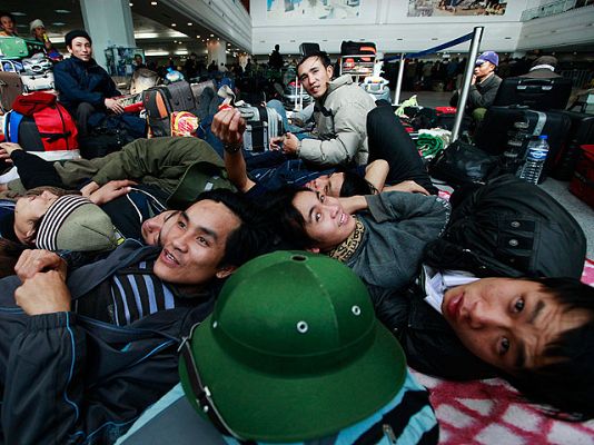 Telediario 1 - Empiezan a llegar los aviones europeos que van a repatriar a los extranjeros en Libia