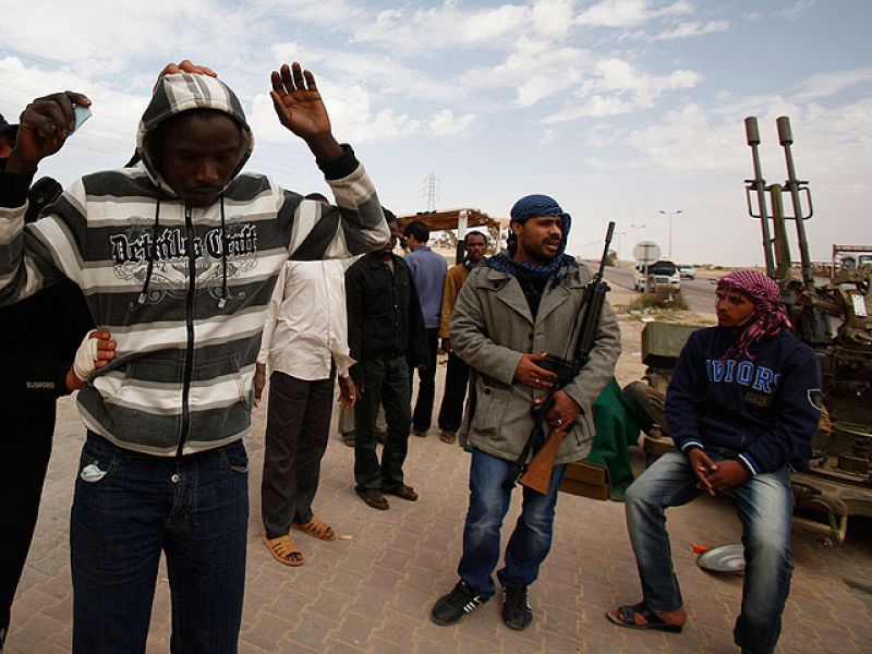  Los rebeldes se movilizan para defender su bastiones del este de Libia ante los reiterados bombardeos de las tropas del líder Muamar el Gadafi. 
