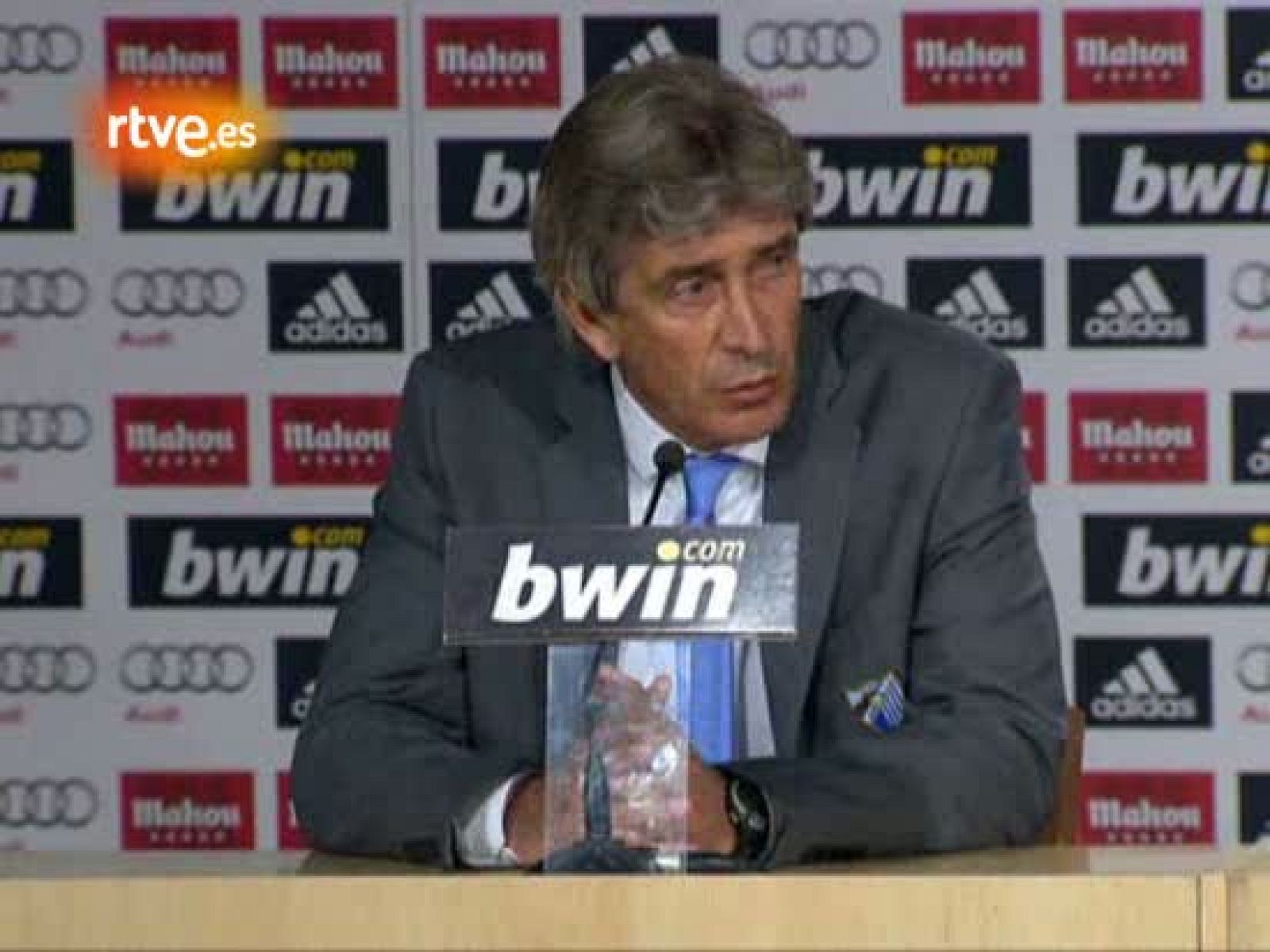 "Ante un rival contra el Real Madrid no podíamos sacar un buen resultado. El partido no nos afecta para nada. Es una semana que tenemos que pensar en Osasuna y Almería. Nos hubiera encantado hacer un partido normal ante este Real Madrid tan poderoso", dijo el entrenador chileno, que reservó jugadores en su regreso al Bernabéu ante el Real Madrid y acabó perdiendo por 7-0.