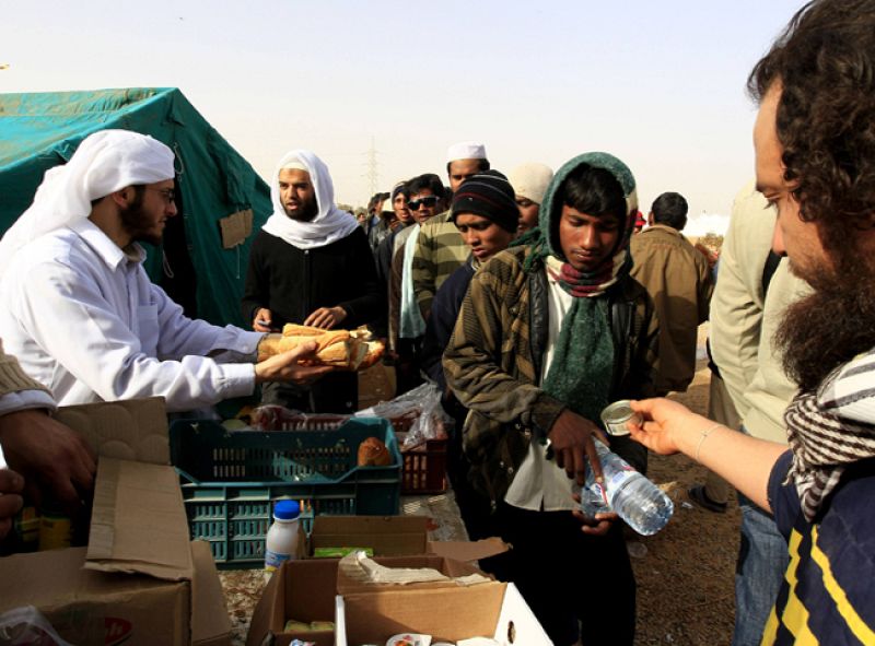 La ayuda internacional llega, poco a poco, a la frontera libia