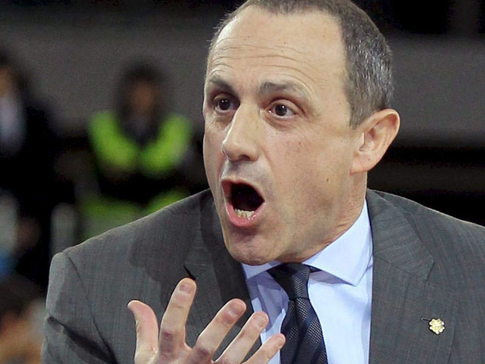 El entrenador del Real Madrid de baloncesto Ettore Messina presentó su dimisión después de la abultada derrota frente al Montepaschi Siena en la última jornada del 'Top 16' de la Euroliga, en la que también certificaron su pase a cuartos el Power Ele