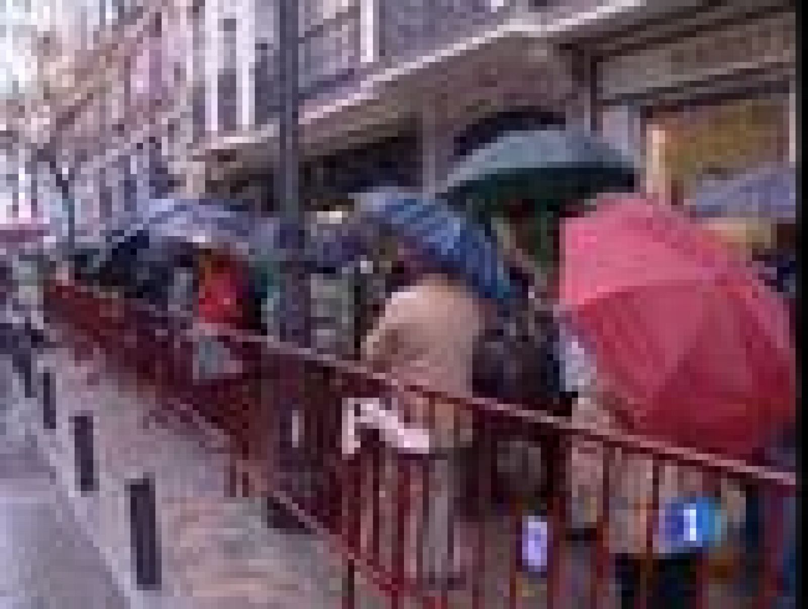 Miles de fieles acuden a la Iglesia de Jesús de Medinacelli para besar sus pies | Ver