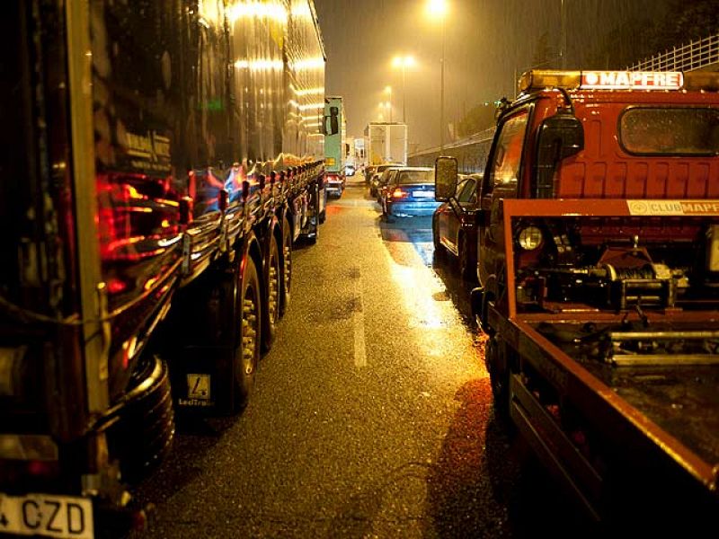 Larga pesadilla anoche para miles de conductores, atrapados por la nieve entre Las Rozas y los túneles de Guadarrama, en la Comunidad de Madrid