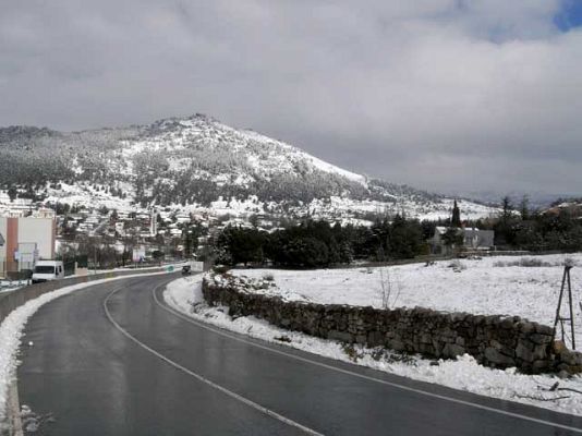 Telediario 1 - Una nevada colapsa la A-6