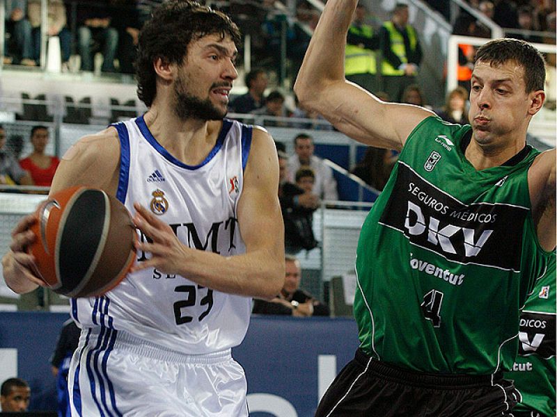 El Real Madrid se impuso con comodidad al DKV Joventut en el primer partido sin Messina, que había dimitido solo 24 horas antes. La Caja Mágica recibió con pitos a su equipo, que firmó las paces con una victoria.