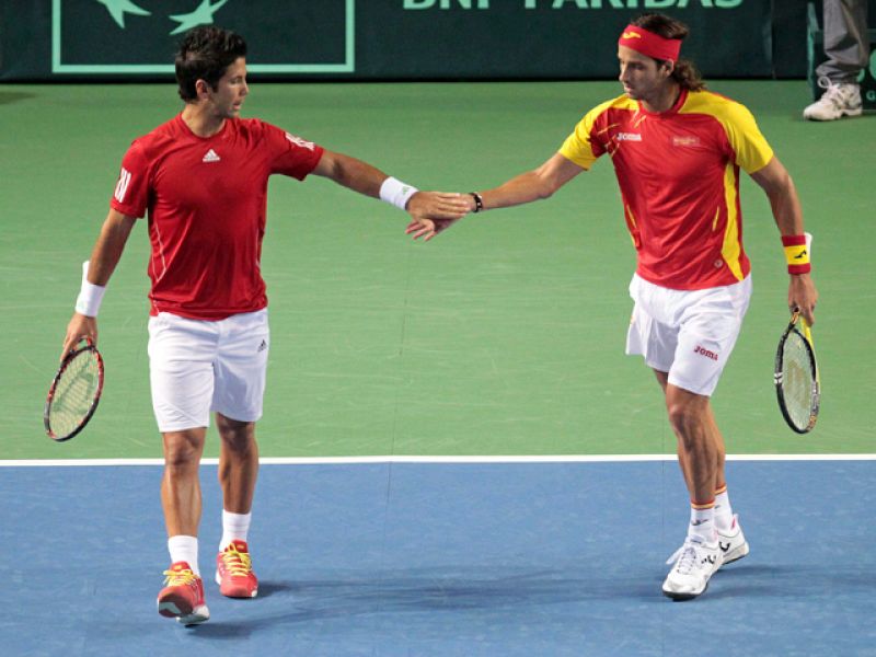 El equipo español logró una victoria histórica al certificar su triunfo sobre Bélgica en el partido de dobles (3-0) y colocarse en cuartos de final del Grupo Mundial sin ceder un set en los tres partidos disputados.