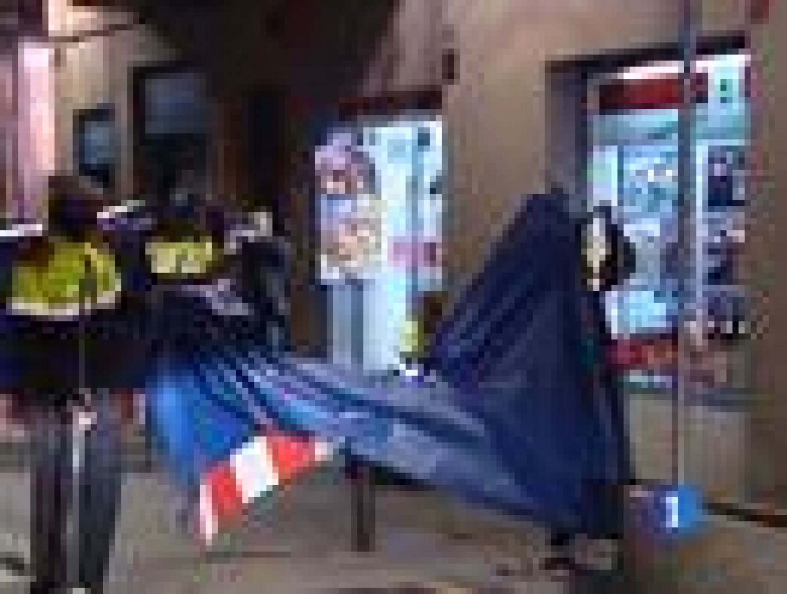 La Guardia Urbana de Barcelona ha detenido al presunto autor del asesinato anoche de un comerciante en el centro de la ciudad. El joven intentó evitar el robo y recibió un disparo.