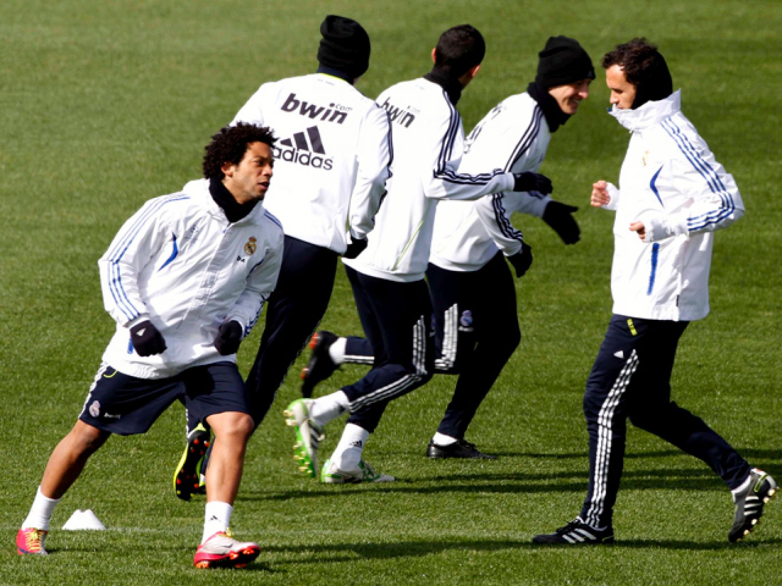 El Real Madrid se enfrenta en El Sardinero al Racing de Santander con la obligación de ganar para seguir al rebufo del Barça. Lo tendrá que hacer sin su máximo goleador, Cristiano Ronaldo, que se pierde su primer partido del campeonato liguero.