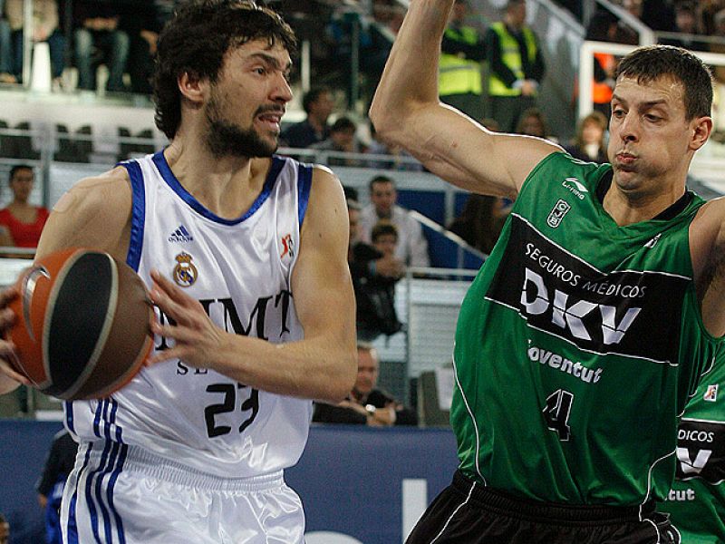 El Real Madrid se ha impuesto al DKV Joventut en el día 1 después de Messina. El técnico italiano había dimitido 24 horas antes de la visita de la 'Panya' y el equipo blanco, tras ser abroncado por su público, firmó una tensa victoria frente a los de