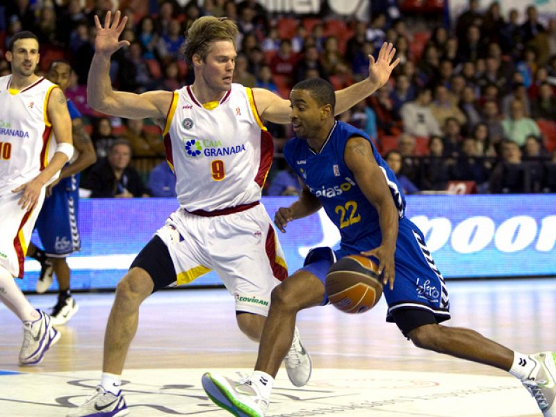 El Cajasol sumó su sexto triunfo consecutivo al derrotar al vecino CB Granada por 82-63 en un encuentro muy igualado hasta la recta final del tercer periodo. Entonces despegaron los hispalenses, que acabaron ganando con autoridad.