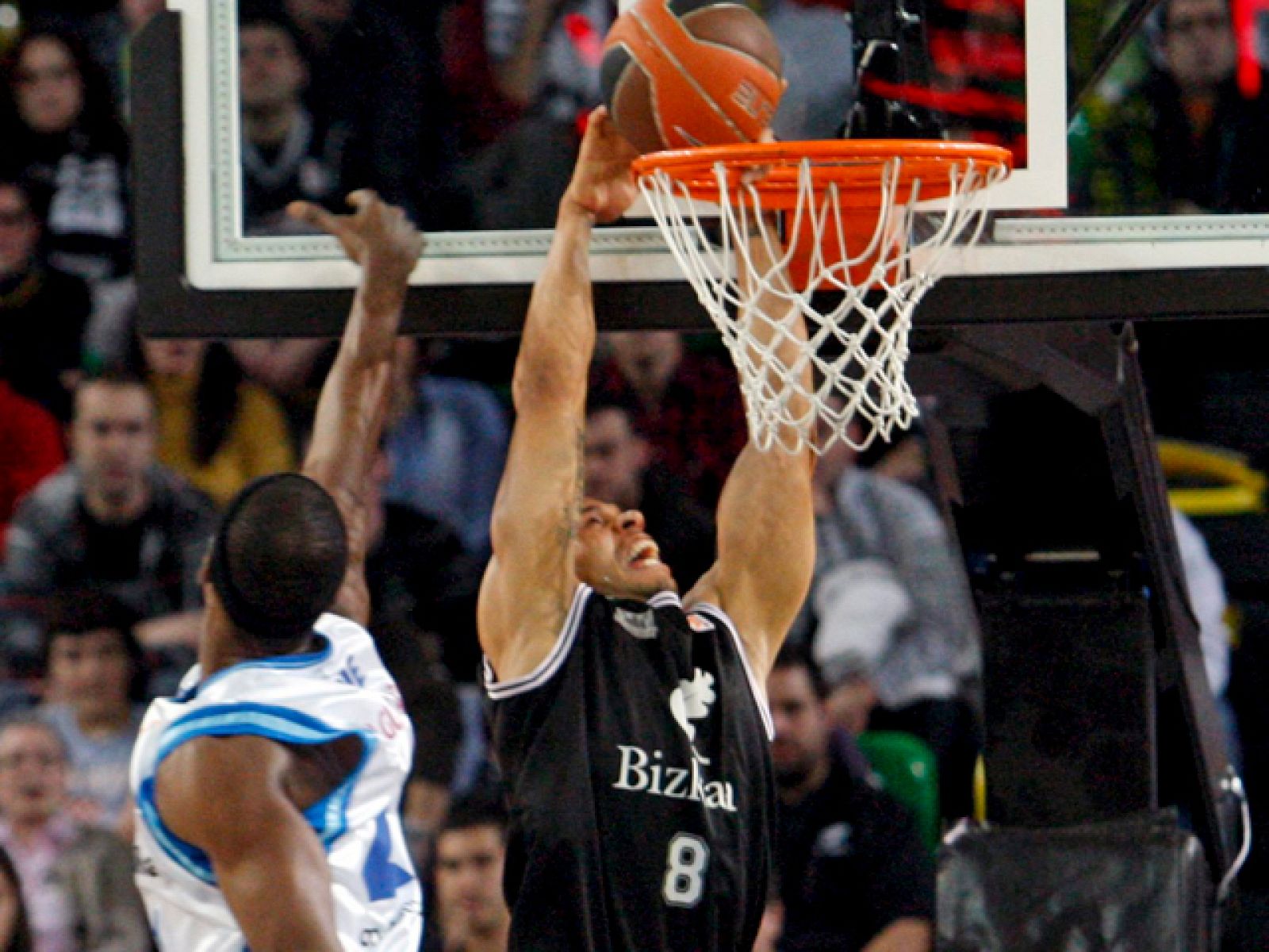 El Bizkaia Bilbao Basket venció al Lagun Aro GBC tras forzar la prórroga en el último segundo del partido, gracias a un lanzamiento sobre la bocina de Aaron Jackson (92-86).