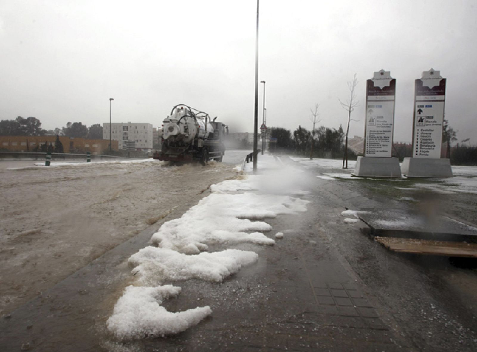 Algeciras se recupera de la tromba de agua y granizo que cayó ayer