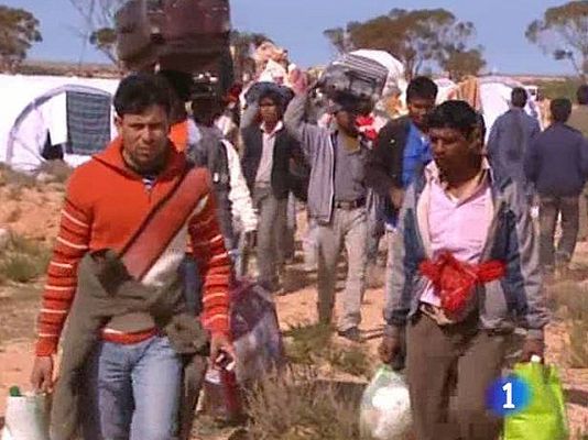 Telediario 1 - 400.000 personas huyen de Libia