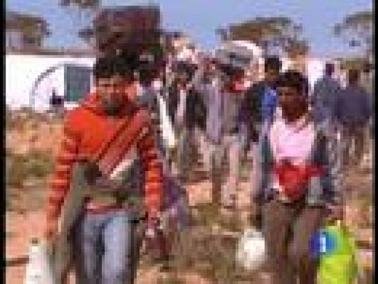 Telediario 1 - 400.000 personas huyen de Libia