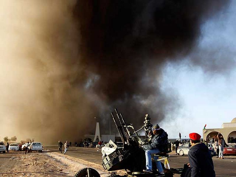 En Libia, la contraofensiva en el este ha frenado el avance de los rebeldes. La aviación del líder Muamar el Gadafi es la principal amenaza para las posiciones de los opositores que tienen que defender sus bastiones de Misrata y Zauiya. Muchos libio