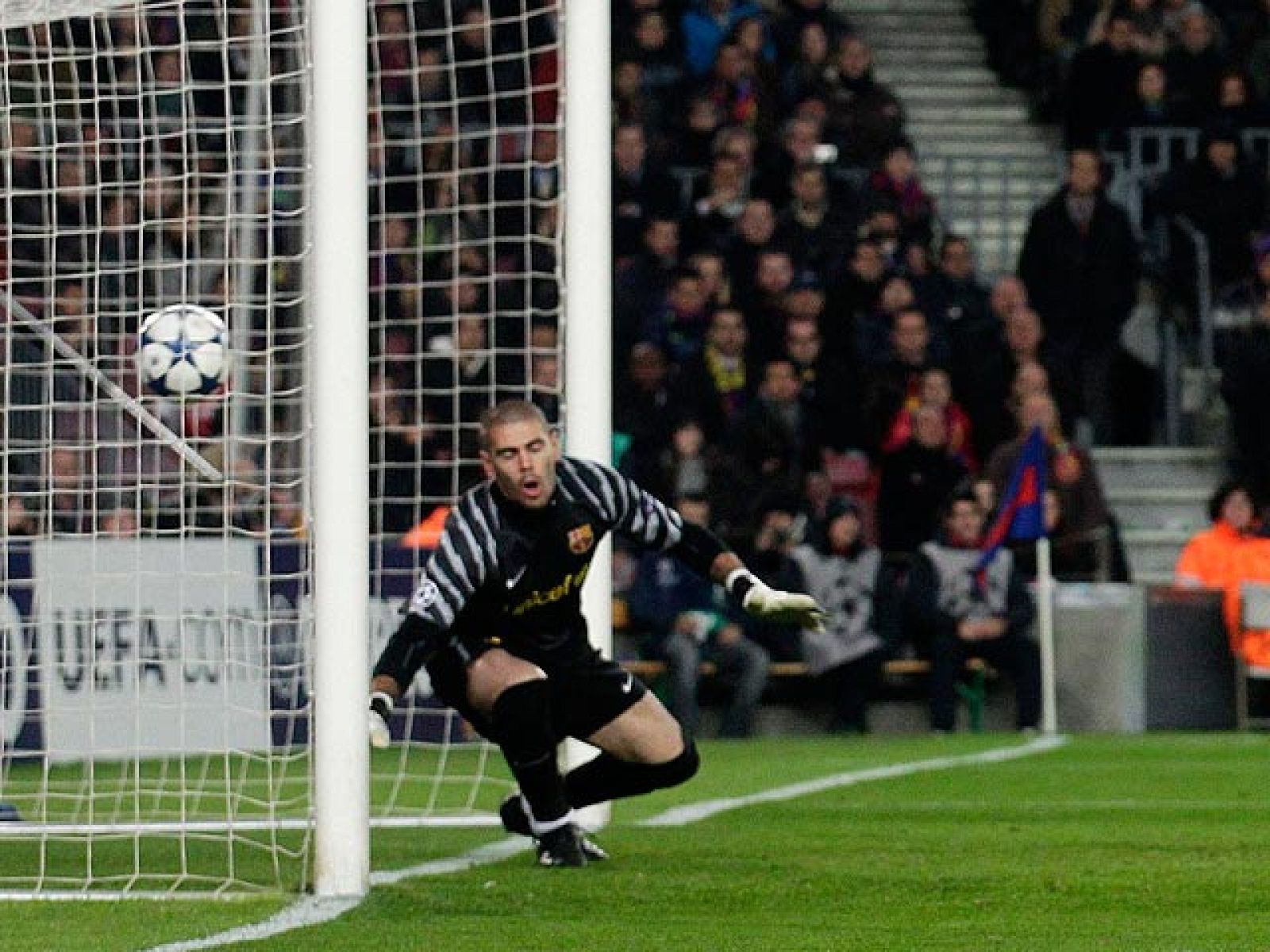 Busquets mete en propia puerta (1-1) | Ver