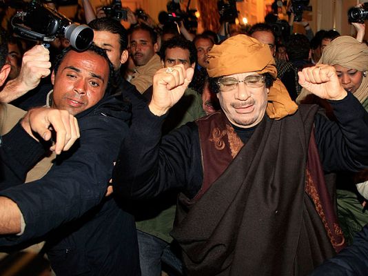 Gadafi pasea ente los periodistas